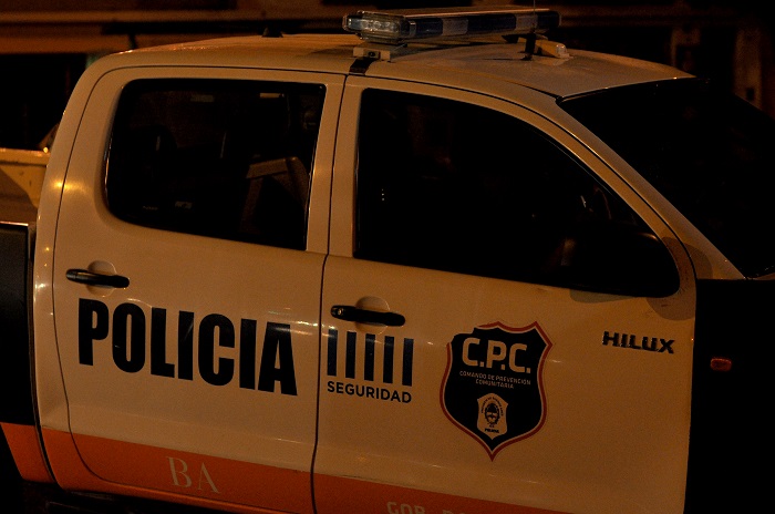 Delincuentes se tirotearon con un policía en un asalto a comercio