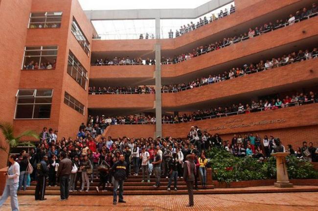 Protesta por el NO pago de salarios a los profesores en la universidad UNIMINUTO 
