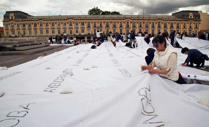 Nombre de Victimas sobre lienzo blanco es un homenaje a las victimas