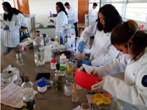 Estudiantes Elaboran Jabón a Partir de Aceite de Cocina Usado 