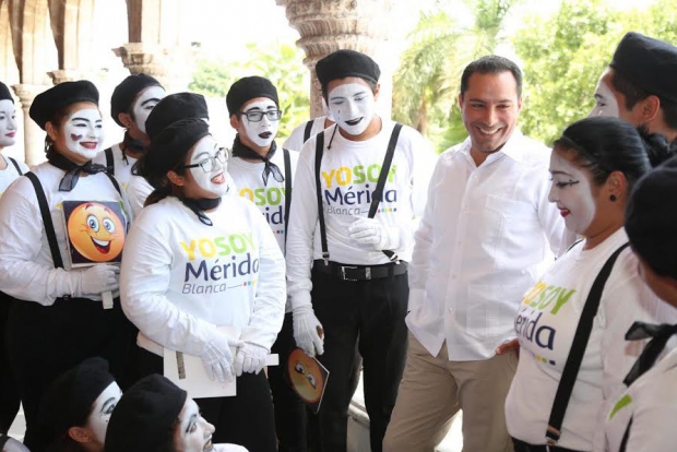 Reconoce el alcalde Mauricio Vila el trabajo de los "Centinelas urbanos" que promueven los valores de Mérida a través de la mímica