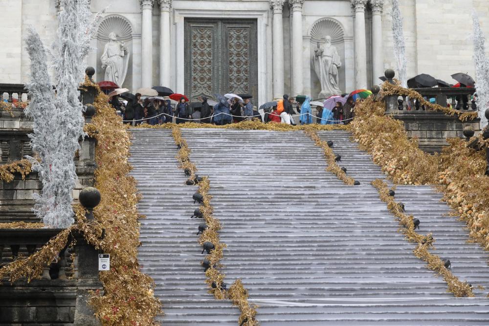 Pluja de flors i aigua al barri vell