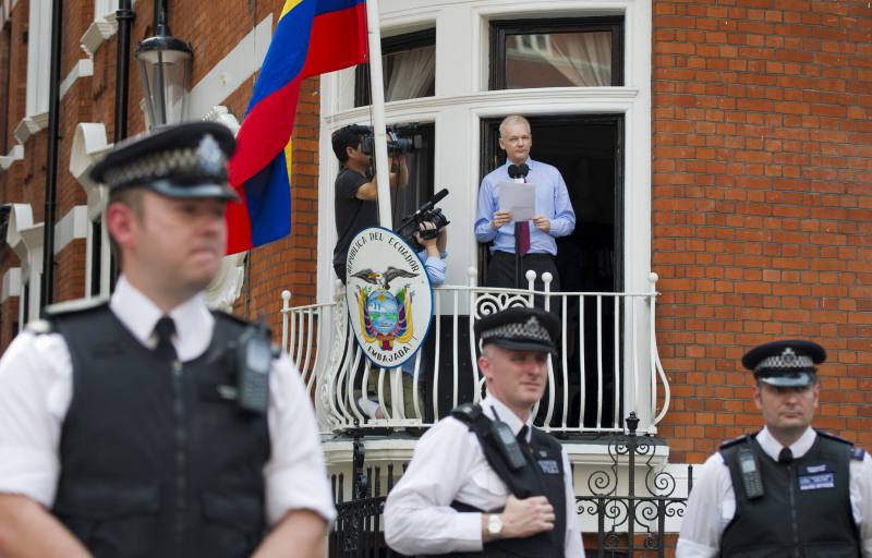 Lenín Moreno ordena retirar seguridad especial de la embajada de Ecuador en Londres