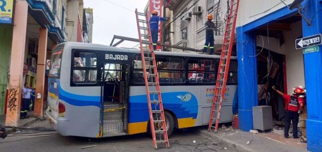 Bus chocó contra almacén de electrodomésticos en Manta