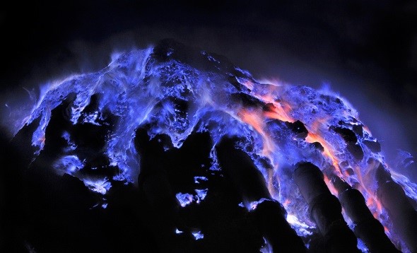 El misterioso volcán que lanza lava de color azul