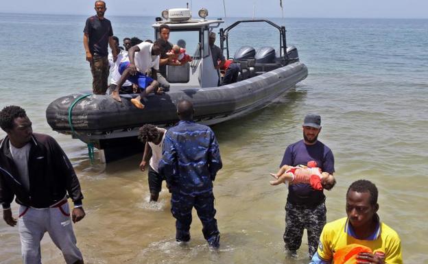 Un centenar de inmigrantes, entre ellos tres bebés, mueren al naufragar frente a Libia