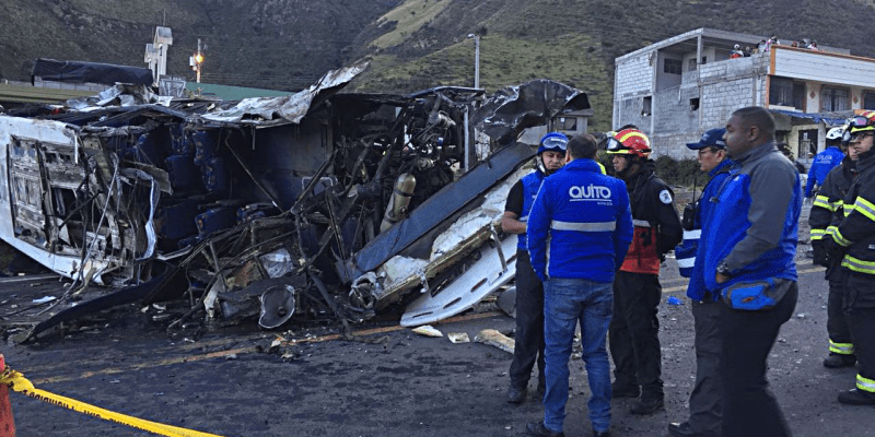 Deja al menos 22 muertos accidente de autobús en Ecuador