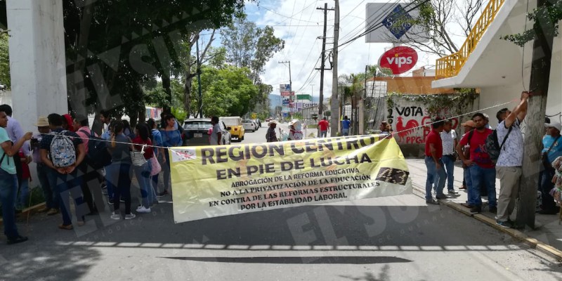 Cierra la CETEG una oficina de la SEG y bloquea parcialmente la autopista en Chilpancingo