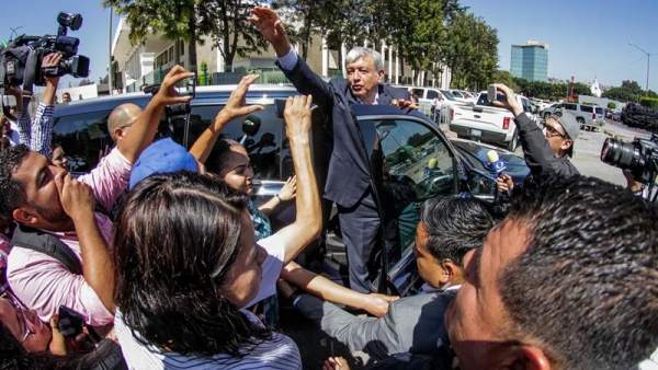 Polémica en México por un beso de López Obrador a una reportera  