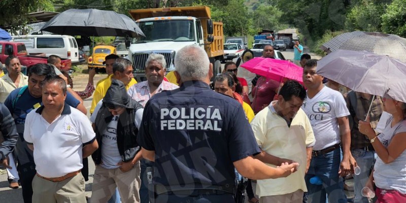 Bloqueo en El Ocotito para pedir 12 maestros y administrativos que se fueron por la violencia