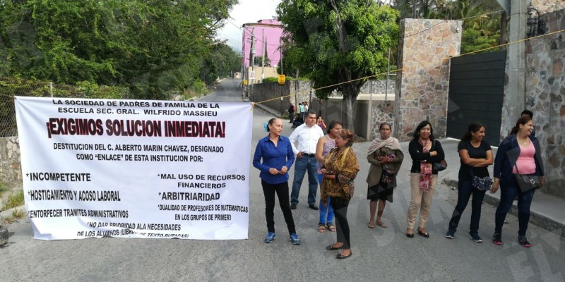   Bloquean padres de una secundaria de Chilpancingo que piden la salida de un directivo