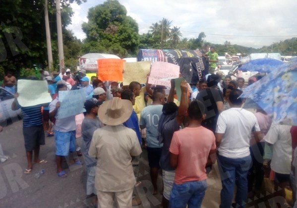 Bloquean vecinos de El Arenal la carretera Acapulco-Pinotepa Nacional contra la Policía Estatal