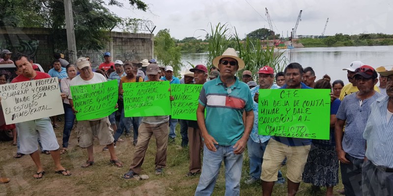 Protestan pescadores de La Unión en una obra de la CFE para la termoeléctrica de Petacalco