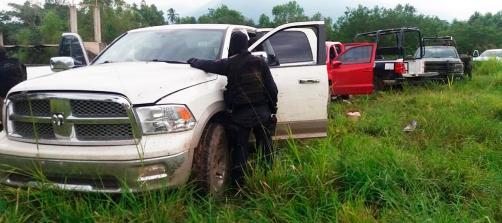 Liberan a tres masculinos que habían sido privados de su libertad y aseguran 6 vehículos, cartuchos y probable marihuana, en Petatlán