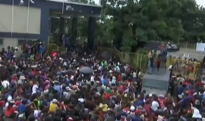 Migrantes hondureños rompen el cerco y entran a México en estampida