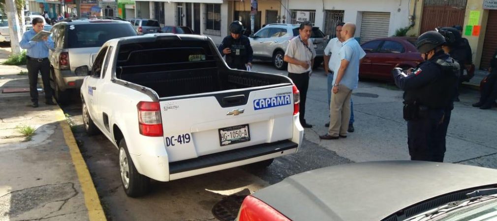 Hombres armados intentan quemar una camioneta de la empresa CAPAMA en pleno centro del puerto