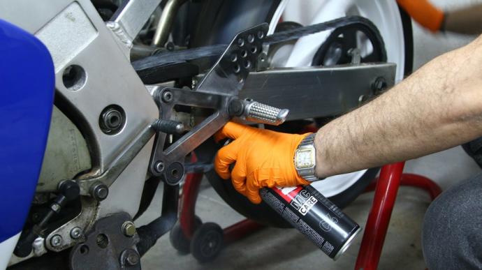 Cadena de moto: cómo cuidarla y mantenerla