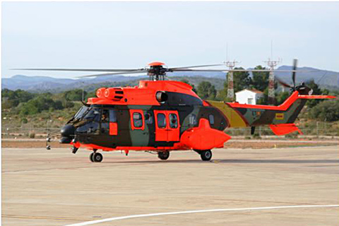 SUSTO EN EL RECREO DE UN COLEGIO AL VER ATERRIZAR UN HELICÓPTERO DE LA UME EN MEDIO DE LA PISTA.