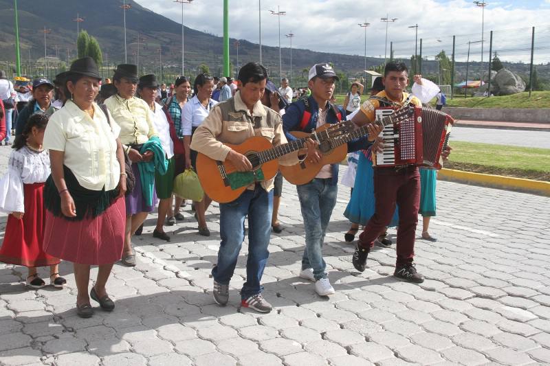 Danzas y música al pie de un volcán para iniciar Inti Raymi