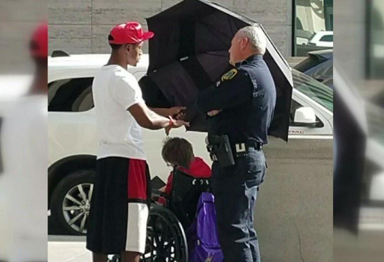 joven amable ayuda a una señora en silla de rueda