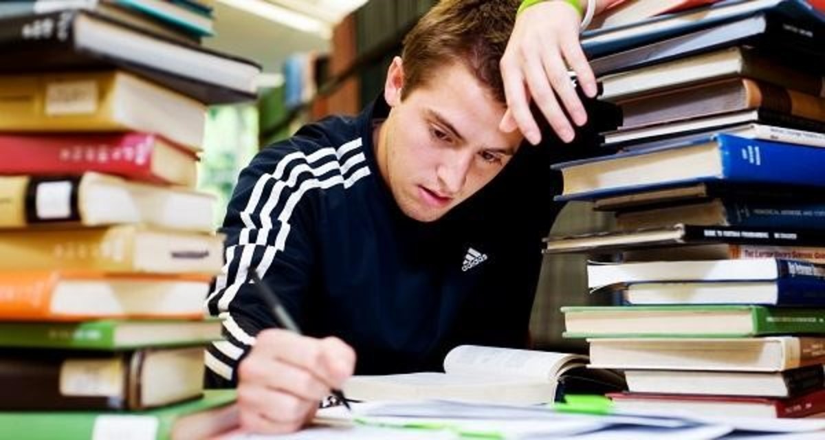 Joven universitario con ataque de estrés