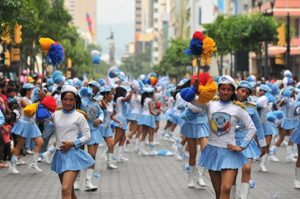 DESFILE ESTUDIANTIL POR LAS FIESTAS PATRONALES DE GUAYAQUIL.