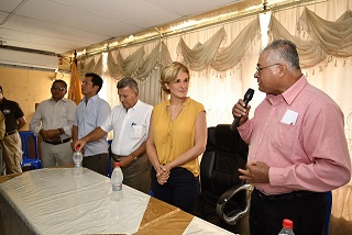 CYNTHIA VITERI SE ACERCA A COMERCIANTES MINORISTAS 	