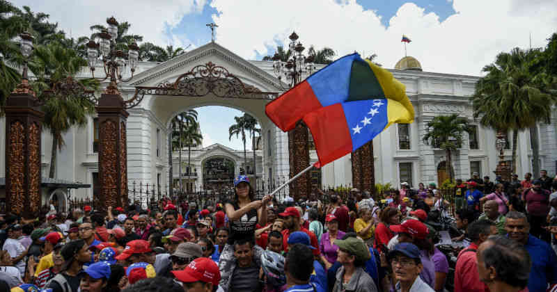 Planta de Colgate en Venezuela suspende operaciones por falta de cajas.