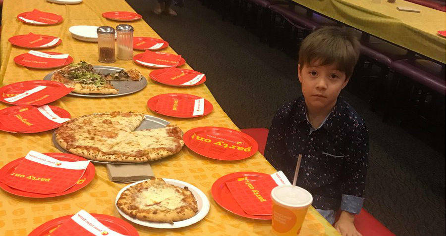 32 compañeros plantaron a un niño en su cumpleaños...pero fue lo mejor que le pudo pasar.