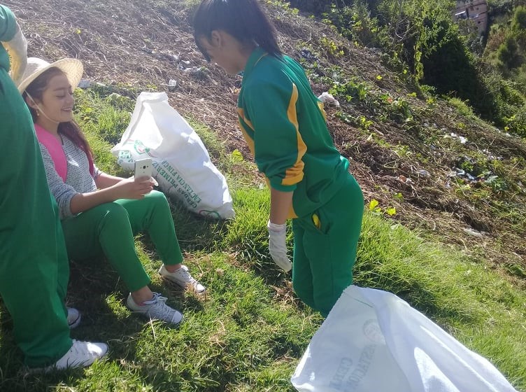Limpieza Ambiental por parte de las Unidades Educativas "Vicente Fierro ", "Bolívar" y "Consejo Provincial"
