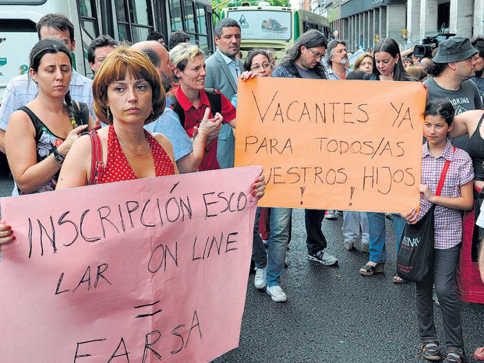 PROTESTA EN LA LEGISLATURA POR LOS PROBLEMAS CON LA INSCRIPCIÓN ONLINE