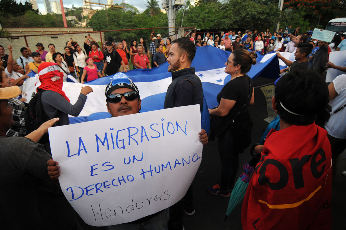 Marchan en Honduras para expresar su solidaridad con la caravana de migrantes