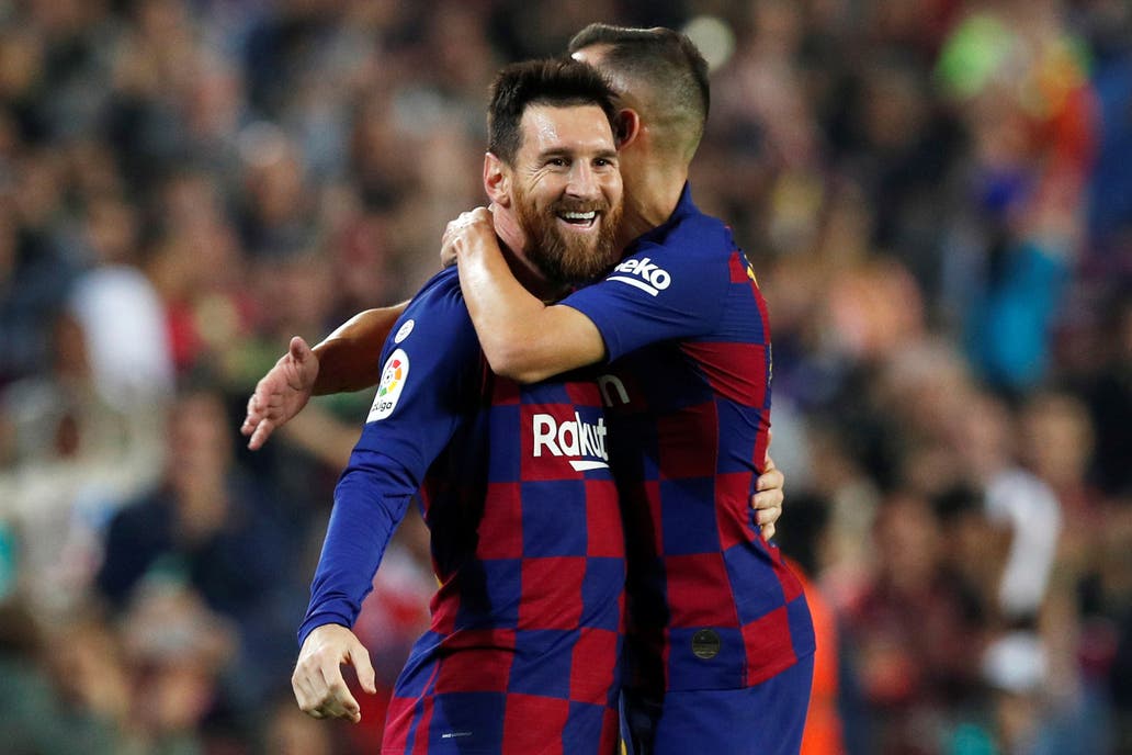 Con dos goles de Lionel Messi, el Barcelona goleó al Valladolid y se subió a la cima de La Liga.