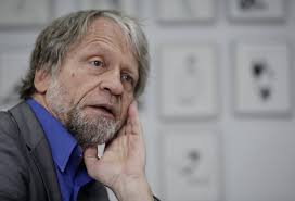 El senador y filosofo Antanas Mockus muestra el trasero en instalación del congreso de Bogotá.