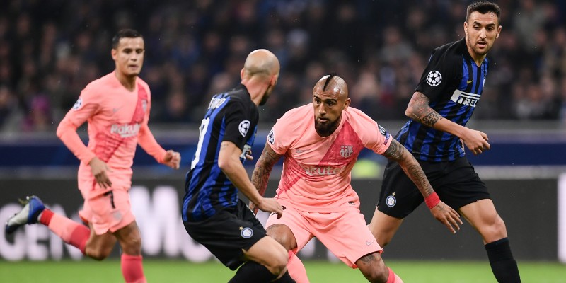 En un partido caliente, entró Arturo Vidal para ver el 1-1 final en Milán