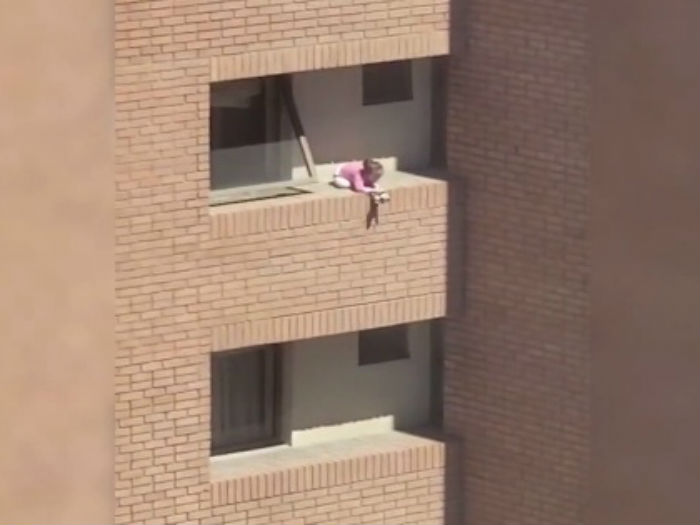 Médico salva a niña al borde de la muerte en un balcón.