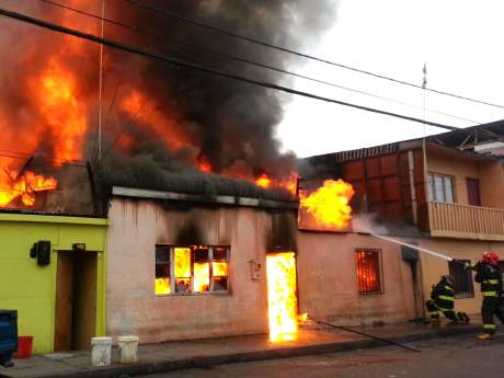 Incendio en Estación central dejó almenos 3 muertos, entre ellos una mujer embarazada de casi 9 meses de embarazo