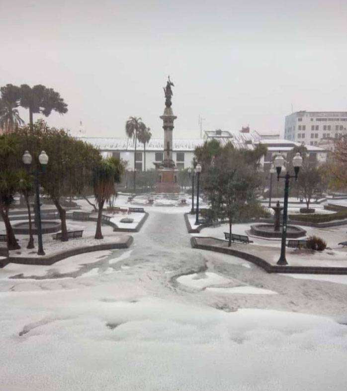 Fuerte lluvia y granizada sorprendió este sábado a Quito