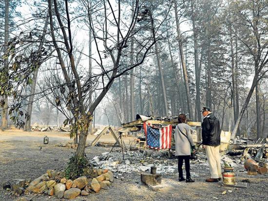 Trump visita zona incendiada