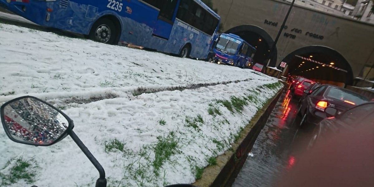 Fuerte lluvia y granizada azota a Quito