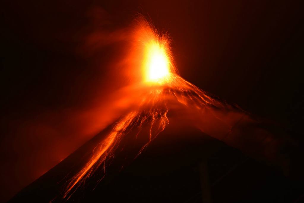 Evacuan a 4.000 personas en Guatemala por nueva erupción del volcán de Fuego