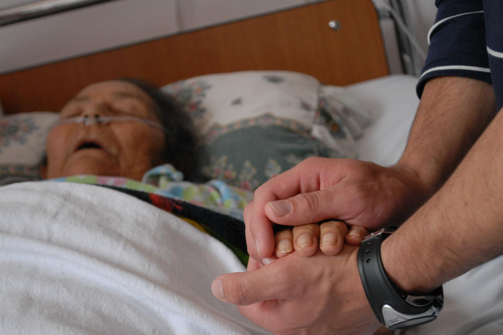 Eutanasia practicada por un hijo a su madre sin autorización ni supervisiòn médica.