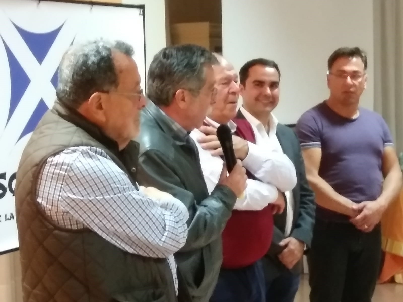 Algunos "viejos" amigos políticos de nuestro candidato quisieron arroparlo