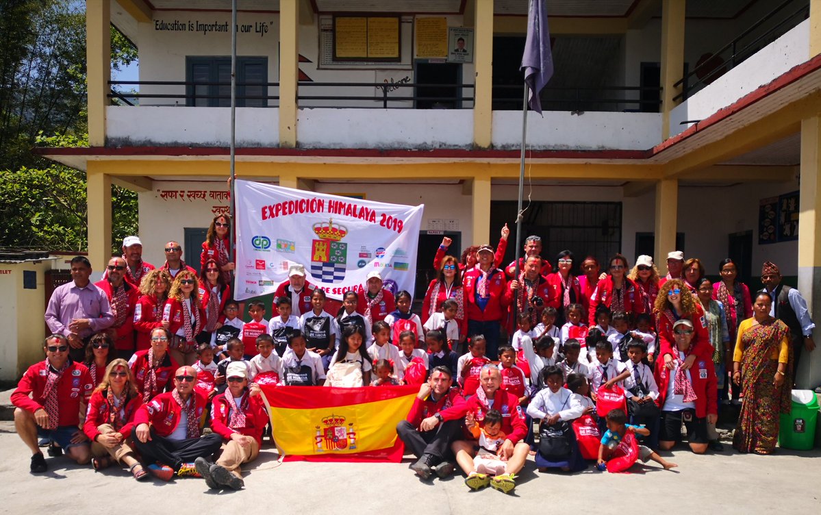 Ayuda solidaria de Molina de Segura para Nepal. Material educativo enviado  por Universidad de Murcia y librería-papelería La Técnica.
