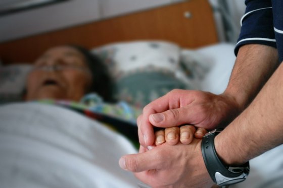El anciano que ayudó a su madre a morir y dividió a la justicia.