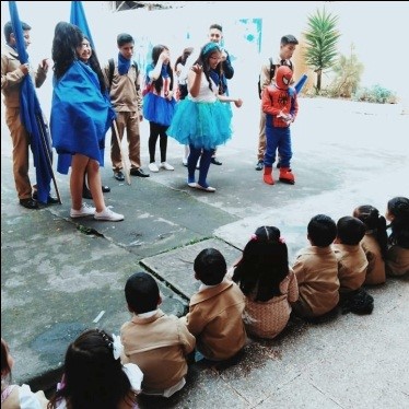 Cierre de campaña por parte de los estudiantes que conforman la lista número 1 color azul