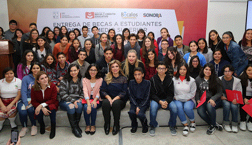 Entrega Gobernadora Pavlovich becas a jóvenes de preparatoria