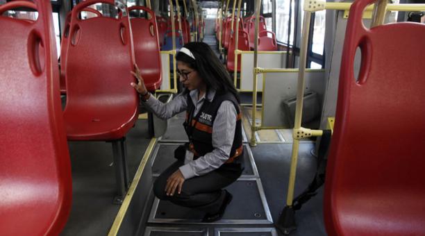 Carteras y hasta gatos se olvidan en buses de Quito