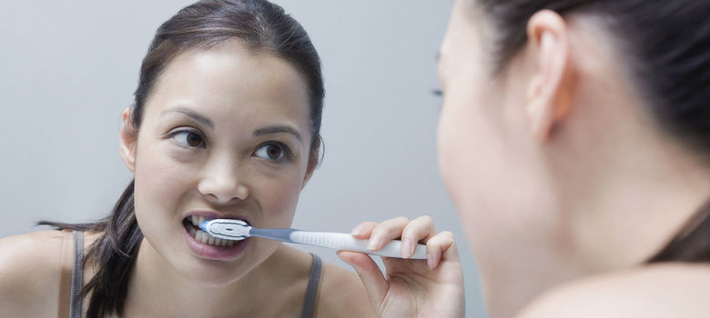 LAS MUJERES SE CEPILLAN MÁS LOS DIENTES QUE LOS HOMBRES.