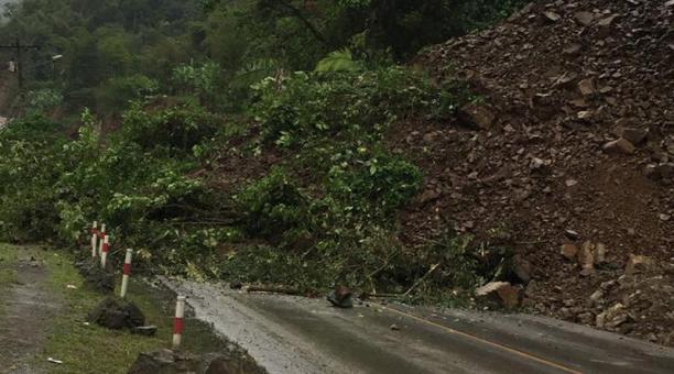 La vía Alóag-Santo Domingo se cierra por un deslizamiento

